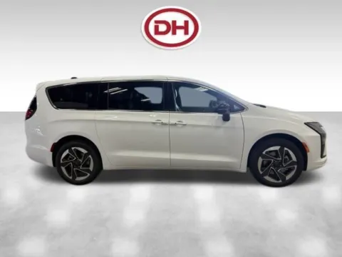 Photos of 2027 Chrysler Pacifica Limited for sale in Iowa Falls, IA at Dale Howard Auto Center of Iowa Falls