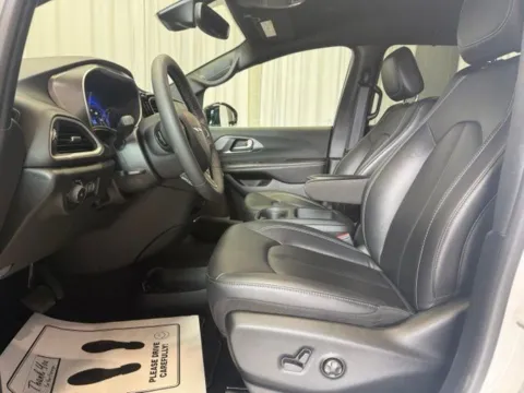 More photos of 2026 Chrysler Pacifica Select at Dale Howard Auto Center of Iowa Falls, IA