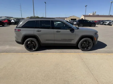 More photos of 2027 Jeep Grand Cherokee Limited at Dale Howard Auto Center of Iowa Falls, IA