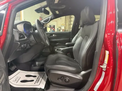 More photos of 2027 Chrysler Pacifica Select at Dale Howard Auto Center of Iowa Falls, IA
