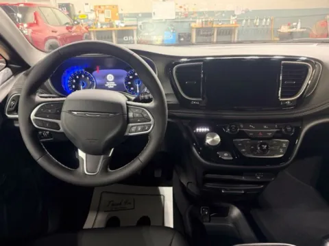 More photos of 2027 Chrysler Pacifica Select at Dale Howard Auto Center of Iowa Falls, IA