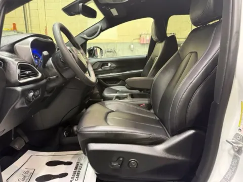 More photos of 2026 Chrysler Pacifica Select at Dale Howard Auto Center of Iowa Falls, IA