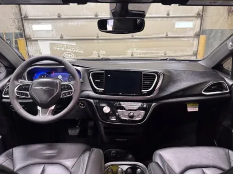 More photos of 2026 Chrysler Pacifica Select at Dale Howard Auto Center of Iowa Falls, IA