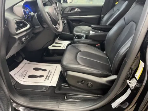 More photos of 2026 Chrysler Pacifica Select at Dale Howard Auto Center of Iowa Falls, IA