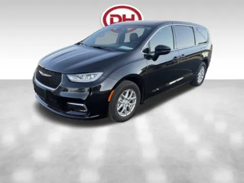 More photos of 2026 Chrysler Pacifica Select at Dale Howard Auto Center of Iowa Falls, IA