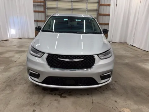 More photos of 2024 Chrysler Pacifica Touring L at Dale Howard Auto Center of Iowa Falls, IA