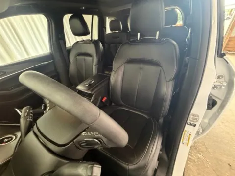 More photos of 2024 Jeep Grand Cherokee Limited at Dale Howard Auto Center of Waverly, IA