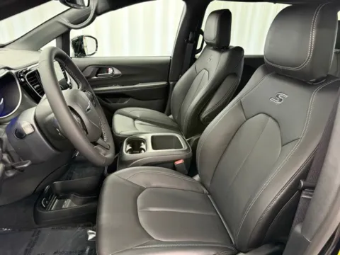 More photos of 2026 Chrysler Pacifica Select at Dale Howard Auto Center of Waverly, IA