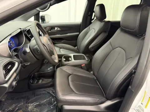 More photos of 2026 Chrysler Pacifica Select at Dale Howard Auto Center of Waverly, IA