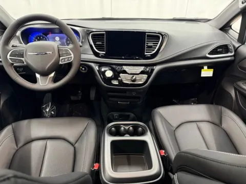 More photos of 2026 Chrysler Pacifica Select at Dale Howard Auto Center of Waverly, IA