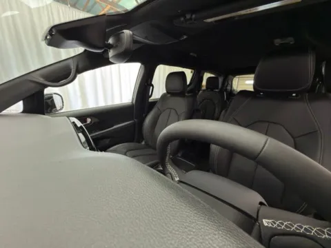 More photos of 2025 Chrysler Pacifica Select at Dale Howard Auto Center of Waverly, IA