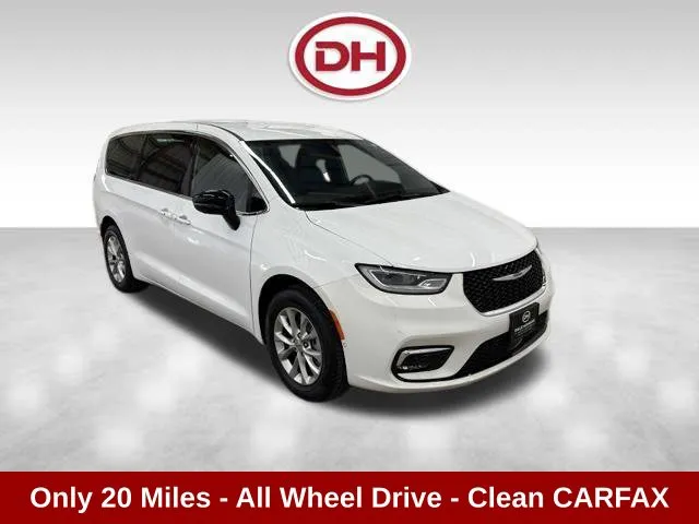 White 2025 Chrysler Pacifica Select for sale in Waverly, IA