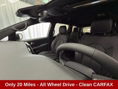 More photos of 2025 Chrysler Pacifica Select at Dale Howard Auto Center of Waverly, IA