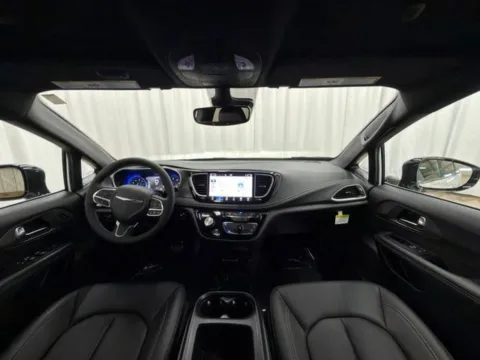 More photos of 2025 Chrysler Pacifica Select at Dale Howard Auto Center of Waverly, IA