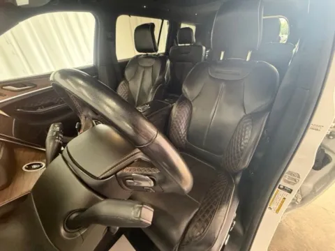 More photos of 2021 Jeep Grand Cherokee L Summit at Dale Howard Auto Center of Waverly, IA