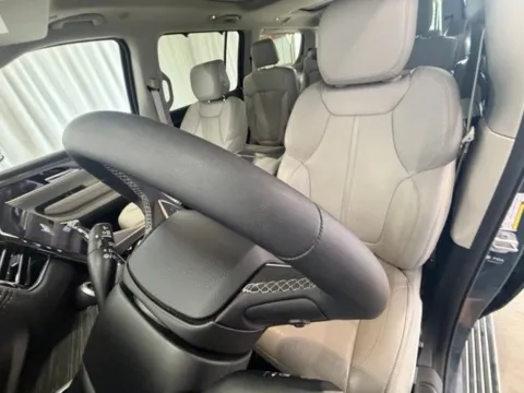 More photos of 2024 Jeep Wagoneer Series III at Dale Howard Auto Center of Waverly, IA