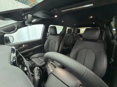 More photos of 2027 Chrysler Pacifica Select at Dale Howard Auto Center of Waverly, IA
