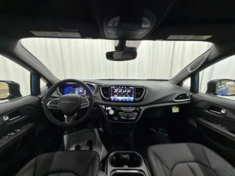 More photos of 2027 Chrysler Pacifica Select at Dale Howard Auto Center of Waverly, IA