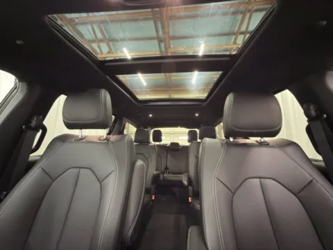 More photos of 2027 Chrysler Pacifica Select at Dale Howard Auto Center of Waverly, IA