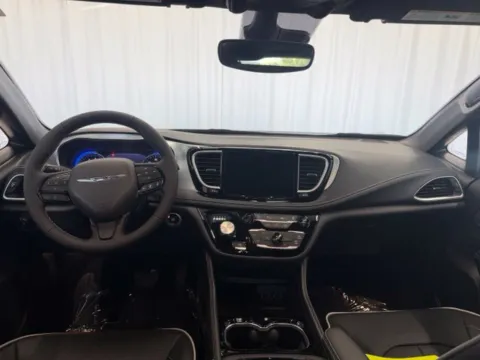 More photos of 2025 Chrysler Pacifica Limited at Dale Howard Auto Center of Waverly, IA