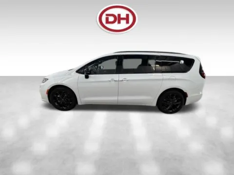 More photos of 2025 Chrysler Pacifica Limited at Dale Howard Auto Center of Waverly, IA