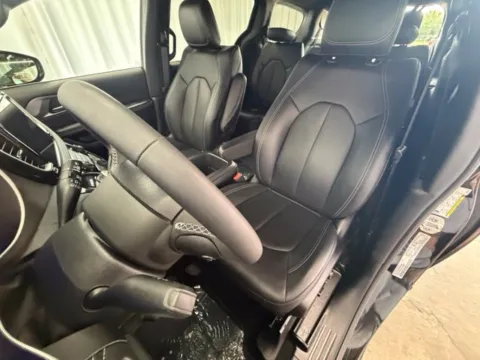 More photos of 2025 Chrysler Pacifica Select at Dale Howard Auto Center of Waverly, IA