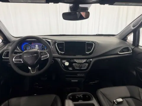 More photos of 2025 Chrysler Pacifica Select at Dale Howard Auto Center of Waverly, IA