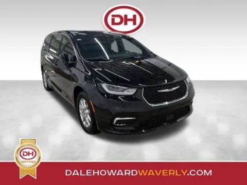 Black 2025 Chrysler Pacifica Select for sale in Waverly, IA