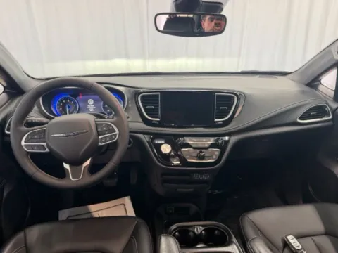 More photos of 2025 Chrysler Pacifica Select at Dale Howard Auto Center of Waverly, IA