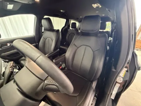 More photos of 2025 Chrysler Pacifica Select at Dale Howard Auto Center of Waverly, IA