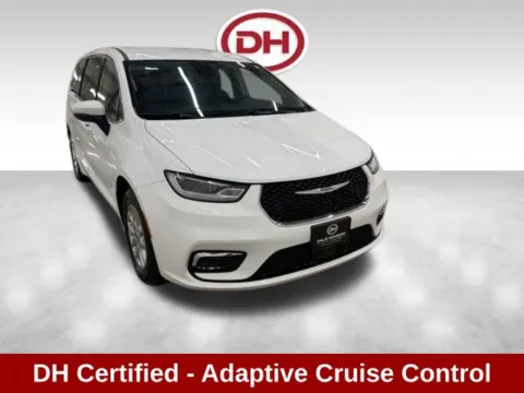 White 2023 Chrysler Pacifica Touring L for sale in Waverly, IA