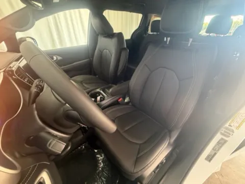 More photos of 2027 Chrysler Pacifica Select at Dale Howard Auto Center of Waverly, IA