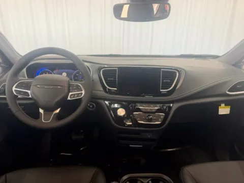 More photos of 2027 Chrysler Pacifica Select at Dale Howard Auto Center of Waverly, IA