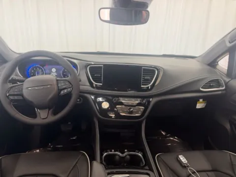 More photos of 2027 Chrysler Pacifica Limited at Dale Howard Auto Center of Waverly, IA