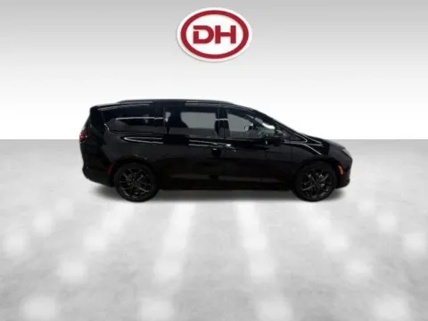 Photos of 2027 Chrysler Pacifica Limited for sale in Waverly, IA at Dale Howard Auto Center of Waverly