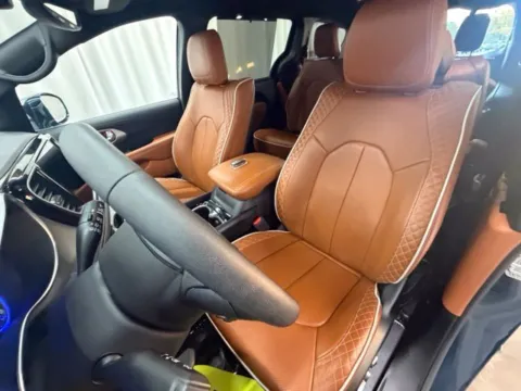 More photos of 2024 Chrysler Pacifica Pinnacle at Dale Howard Auto Center of Waverly, IA