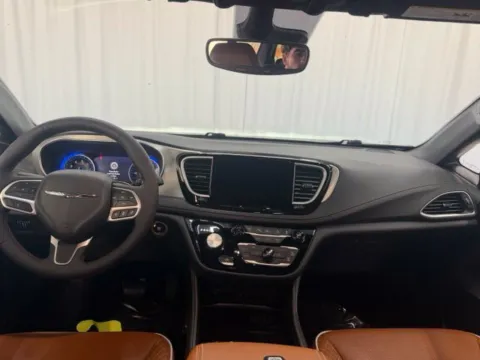More photos of 2024 Chrysler Pacifica Pinnacle at Dale Howard Auto Center of Waverly, IA