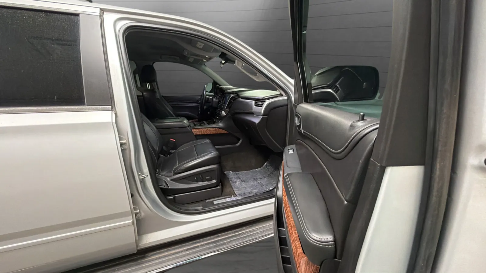 Chevrolet Suburban photo 25
