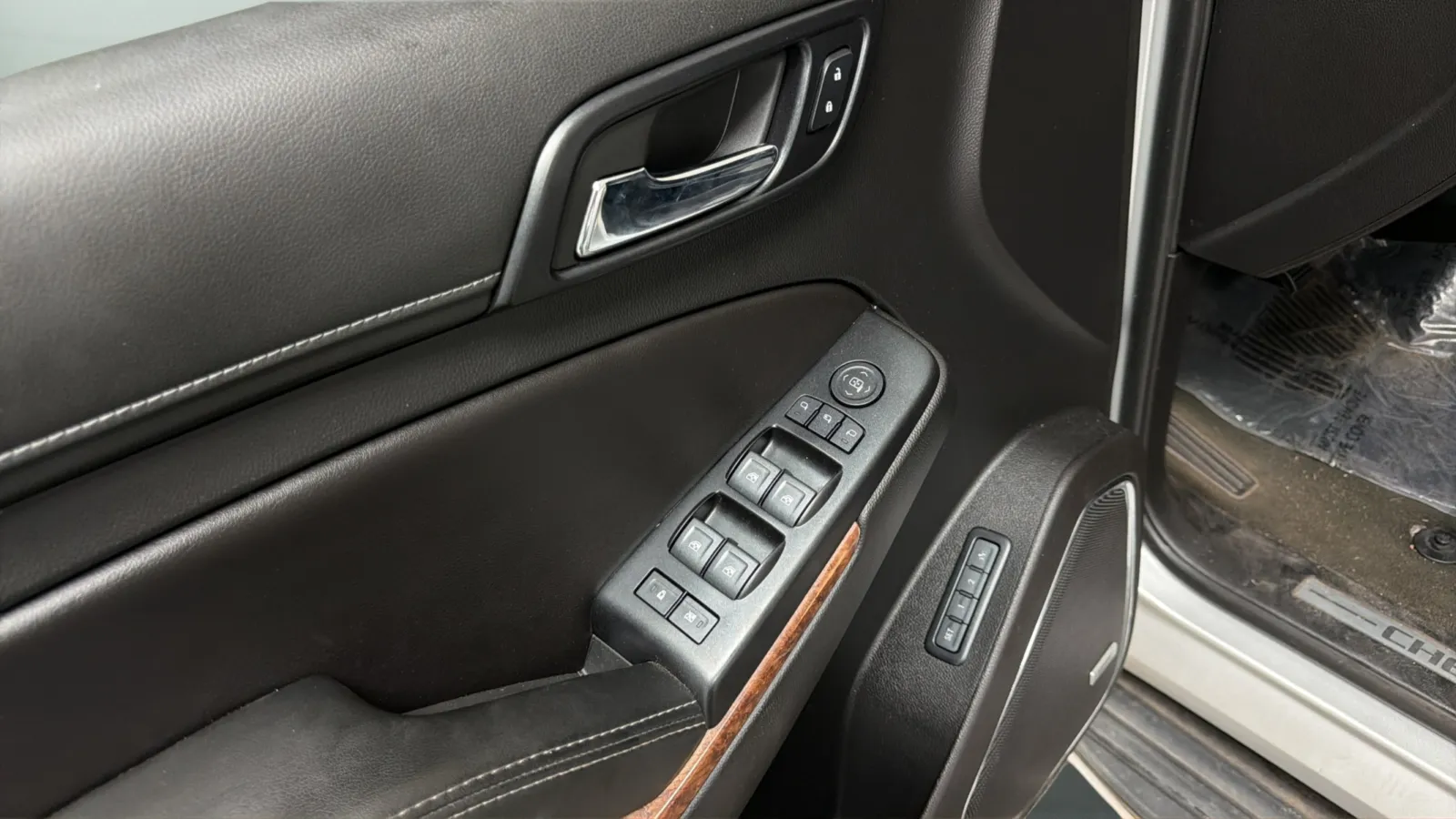 Chevrolet Suburban photo 17