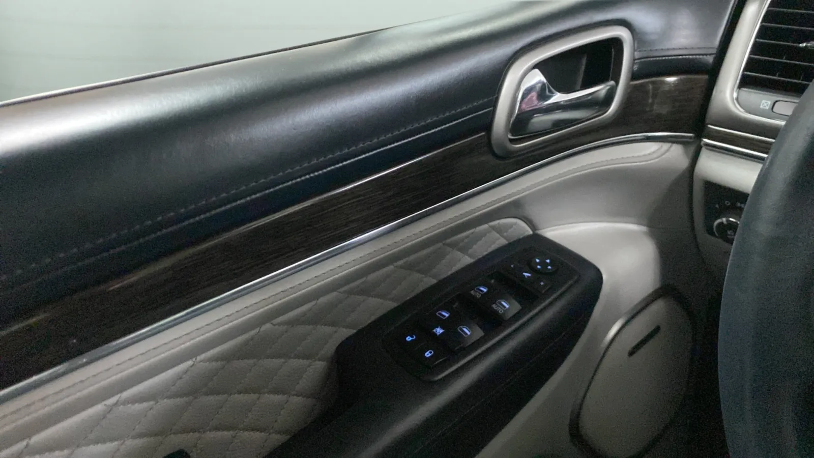 Jeep Grand Cherokee photo 16