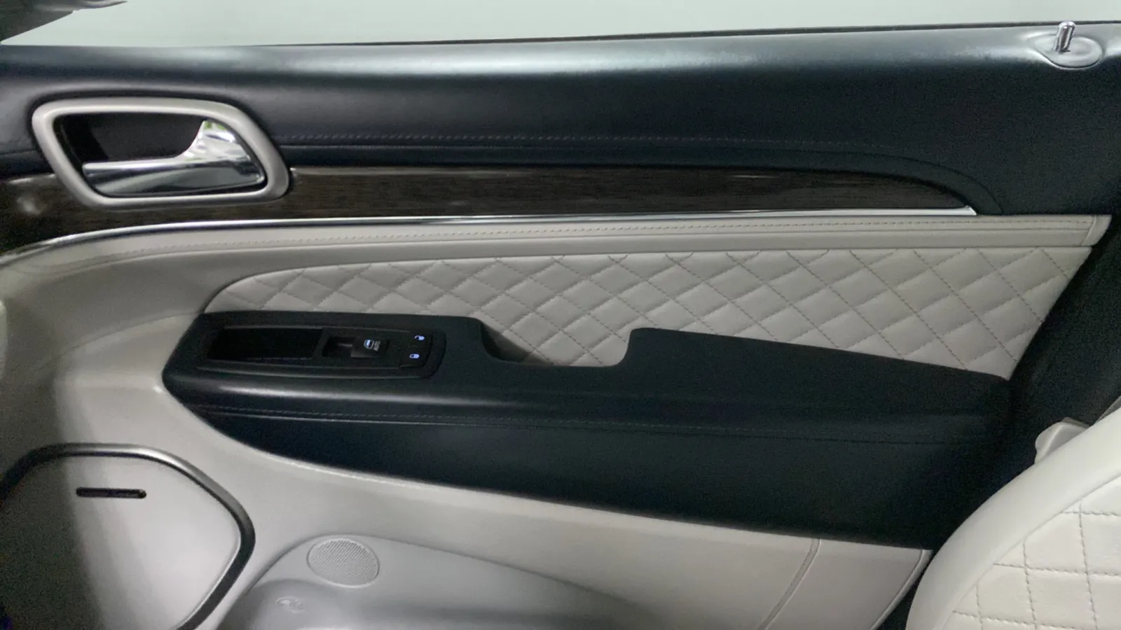 Jeep Grand Cherokee photo 17