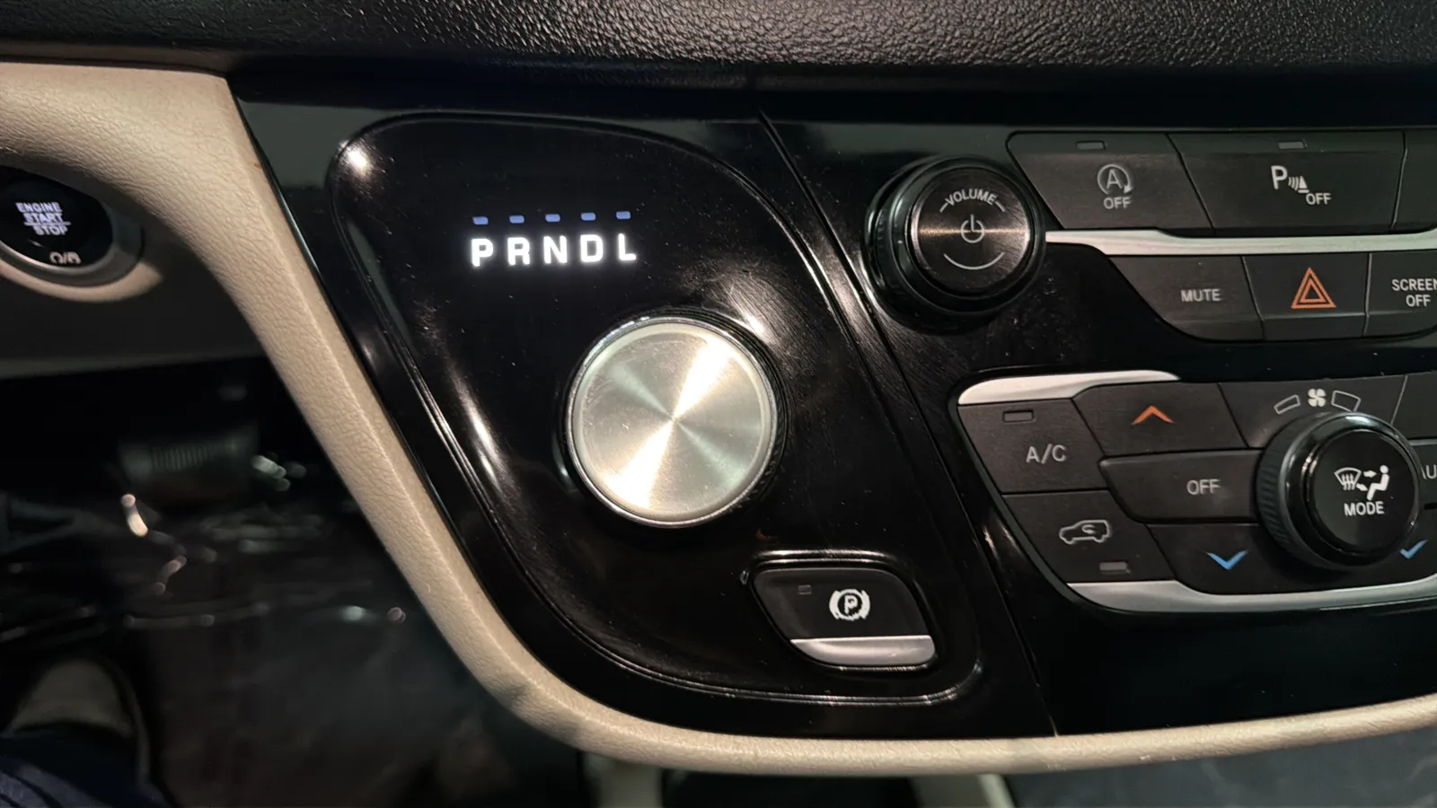 Chrysler Pacifica photo 12