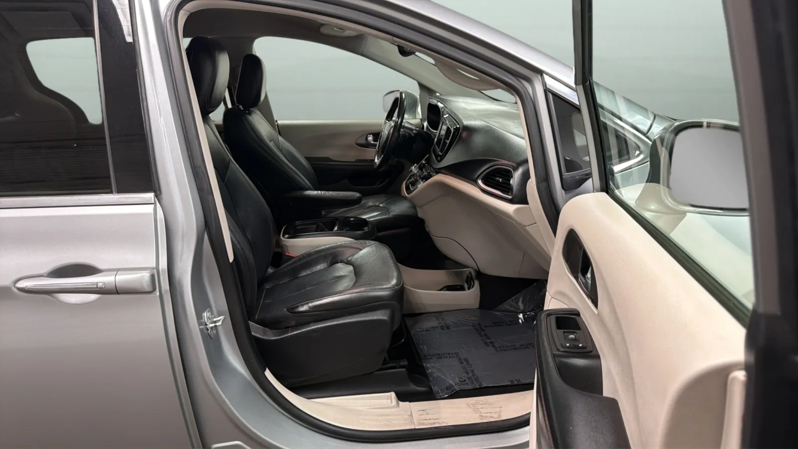 Chrysler Pacifica photo 22