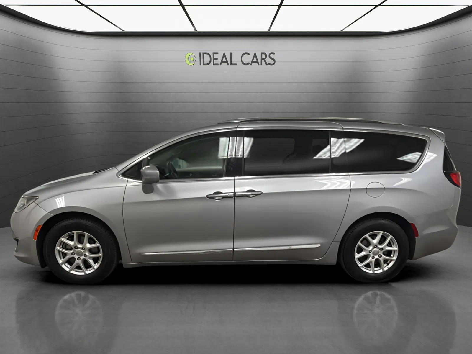 Chrysler Pacifica photo 2