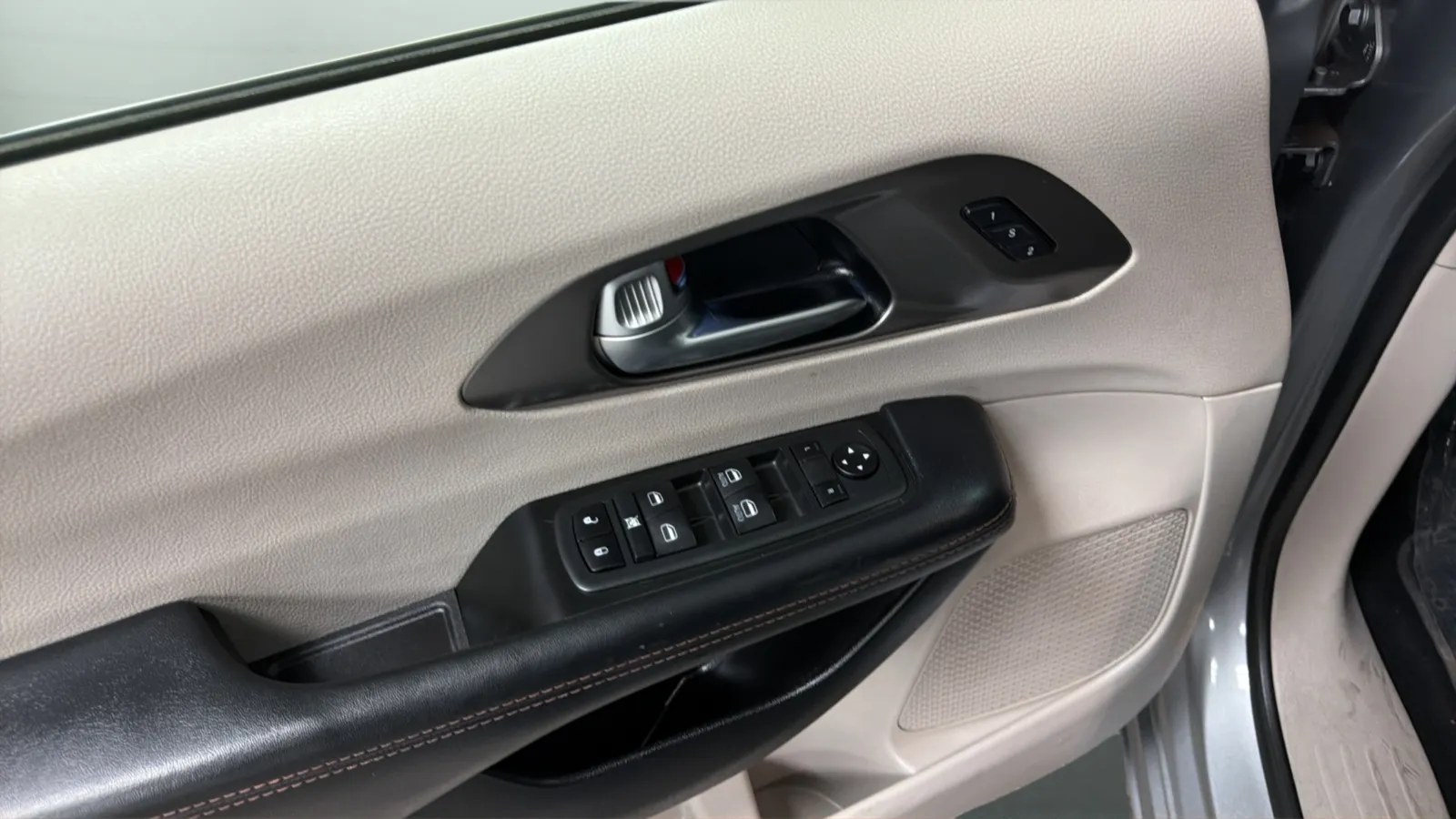 Chrysler Pacifica photo 17