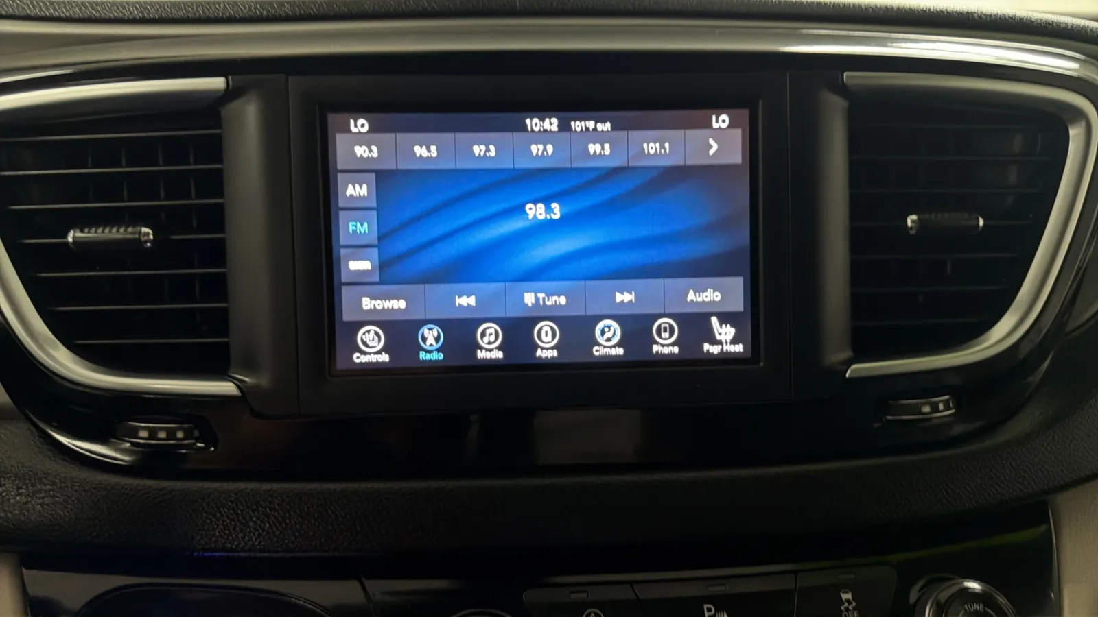 Chrysler Pacifica photo 13