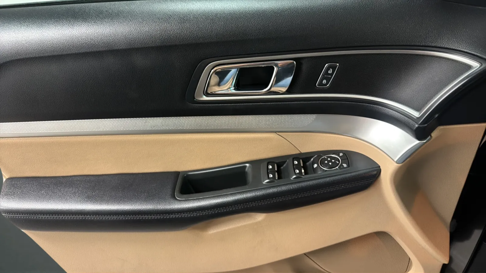 Ford Explorer photo 16