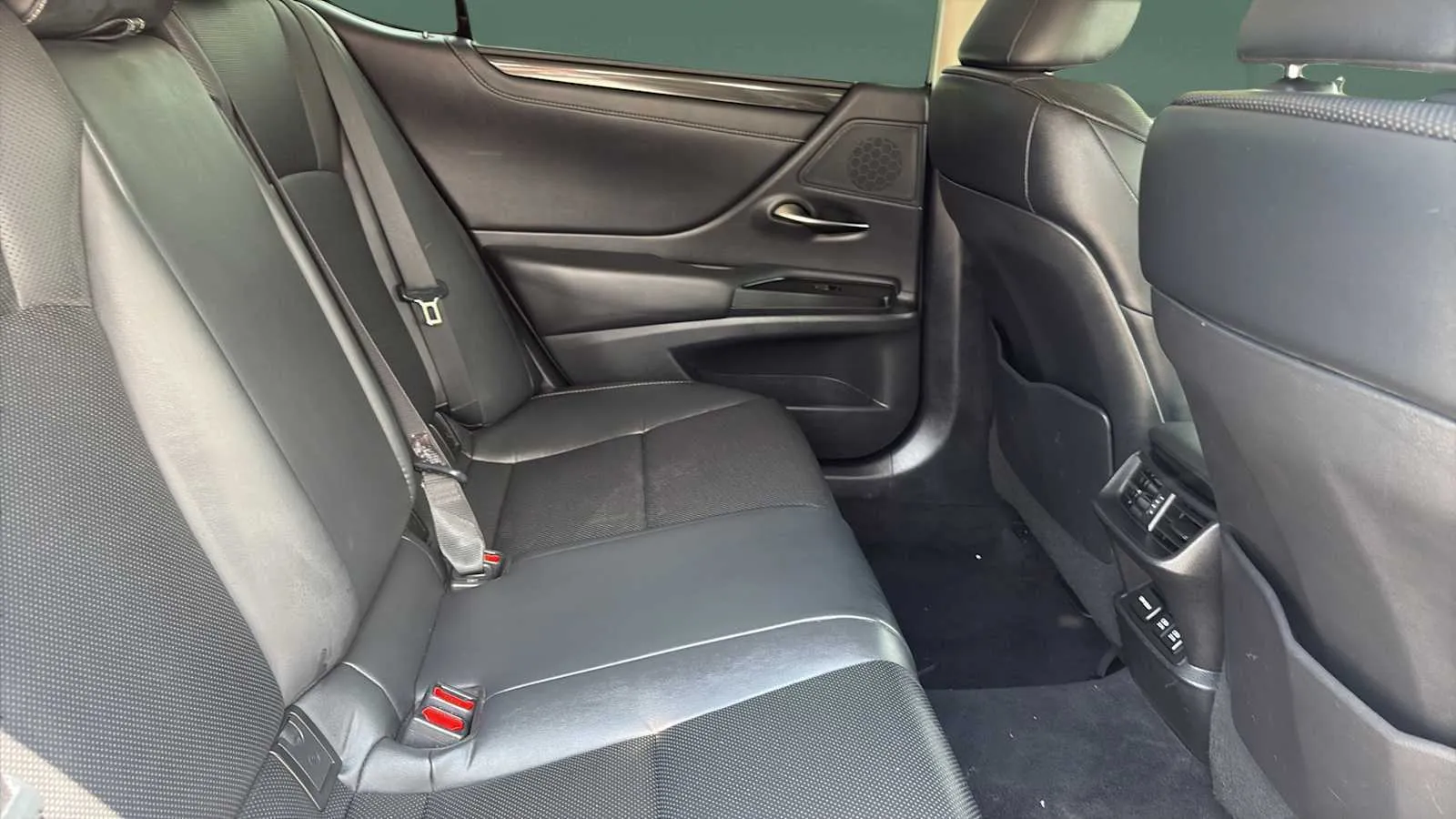 Lexus ES photo 27