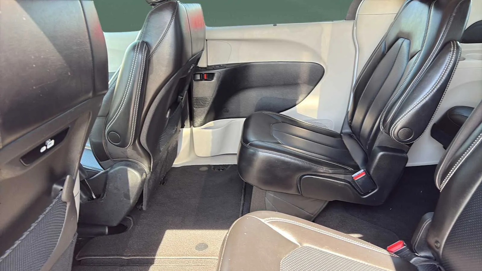 Chrysler Pacifica photo 18
