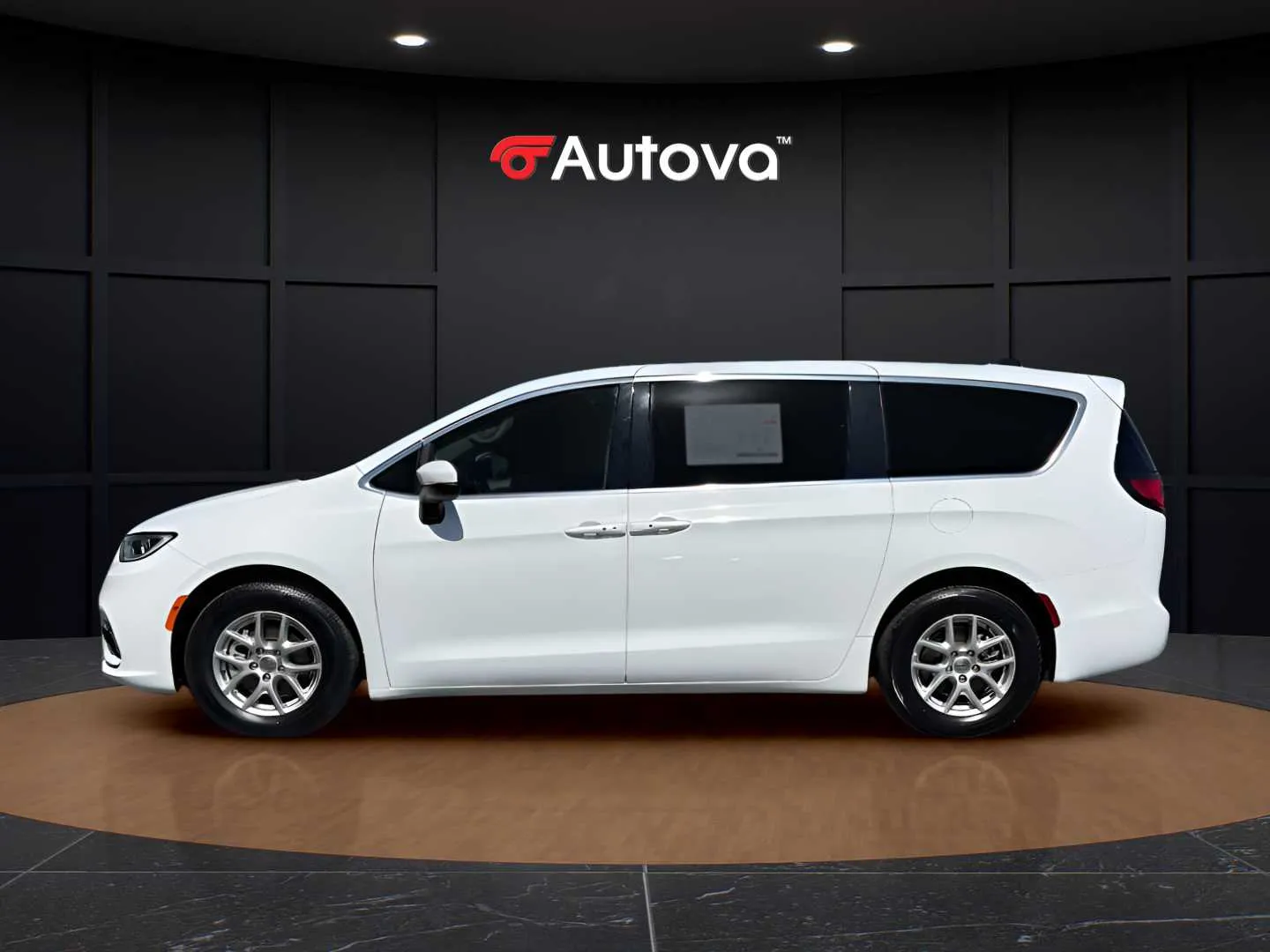 Chrysler Pacifica photo 2